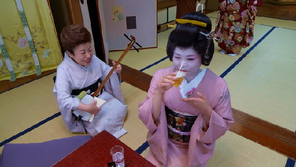日本京都“花街”艺妓新年开门接客
