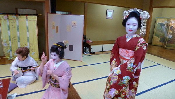 日本京都“花街”艺妓新年开门接客
