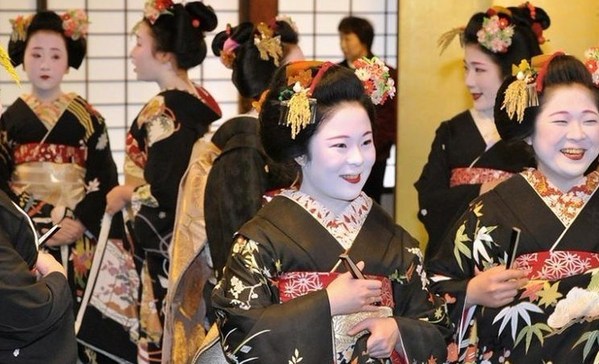 日本京都“花街”艺妓新年开门接客