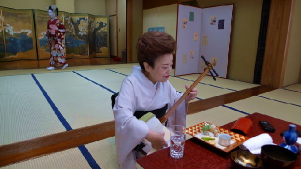 日本京都“花街”艺妓新年开门接客
