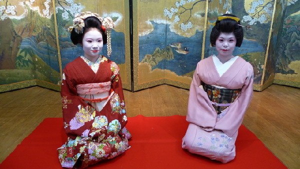 日本京都“花街”艺妓新年开门接客