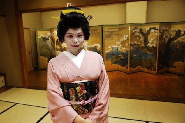 日本京都“花街”艺妓新年开门接客
