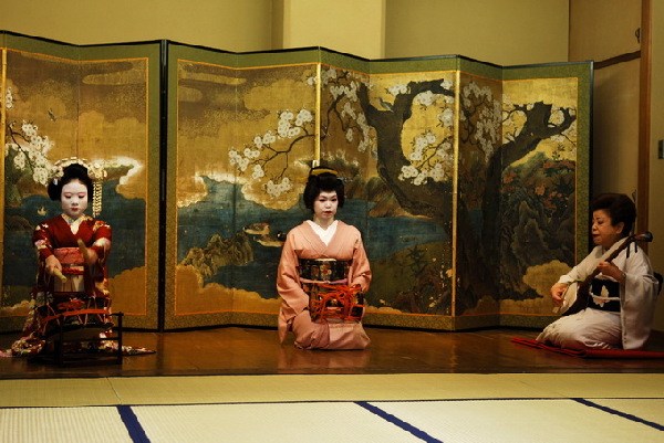 日本京都“花街”艺妓新年开门接客