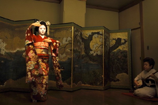 日本京都“花街”艺妓新年开门接客
