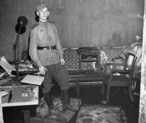 组图：珍贵黑白老照片披露希特勒自杀地堡