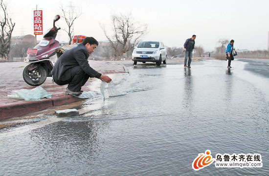 乌鲁木齐一小区自来水管爆裂 市民常 借光 洗门帘