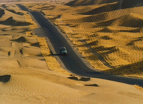 中国惟一和最长的沙漠公路