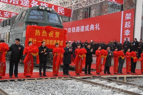 新疆喀什至和田铁路建成通车