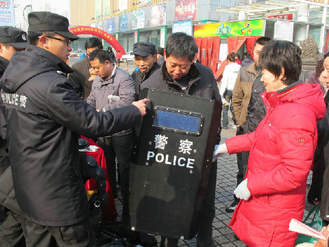 新疆特警总队开展世界警察日宣传活动