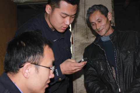 库尔勒垦区公安局手机架起警民连心桥