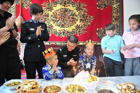 新疆特警为SOS儿童村小朋友过生日