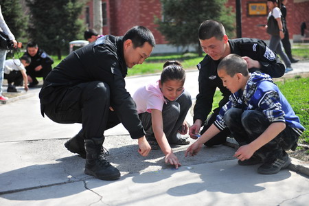 新疆特警为SOS儿童村小朋友过生日