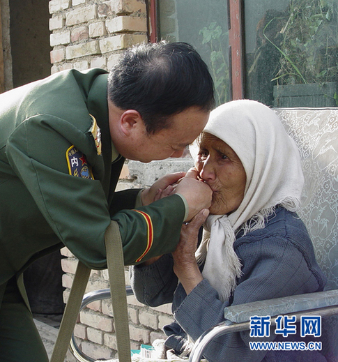 庄仕华事迹在军地引起强烈反响
