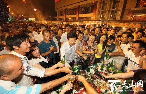 张春贤赴乌鲁木齐夜市考察 请市民吃羊肉串