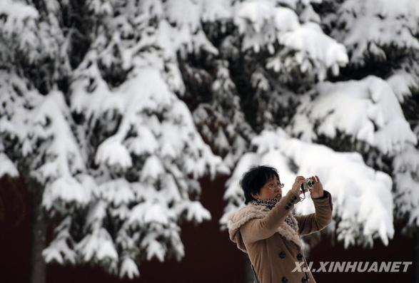 乌鲁木齐连续发布道路结冰、暴雪预警
