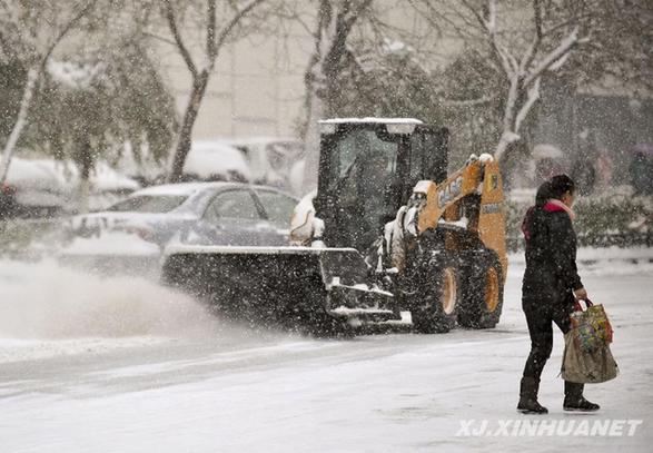乌鲁木齐连续发布道路结冰、暴雪预警