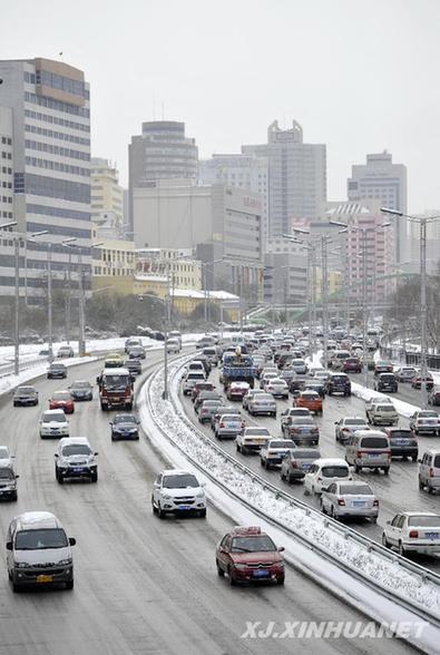 乌鲁木齐连续发布道路结冰、暴雪预警