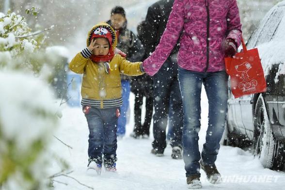 乌鲁木齐连续发布道路结冰、暴雪预警