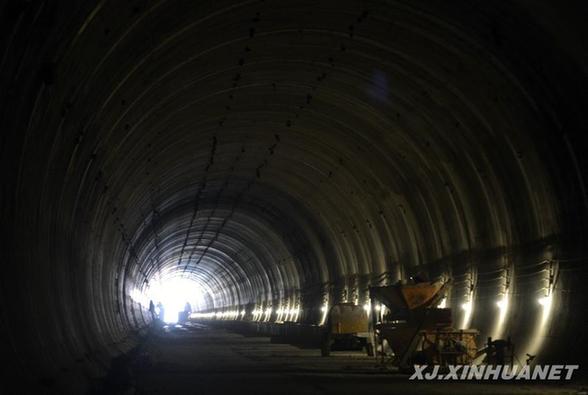 兰新铁路第二双线新疆段14座隧道全部贯通