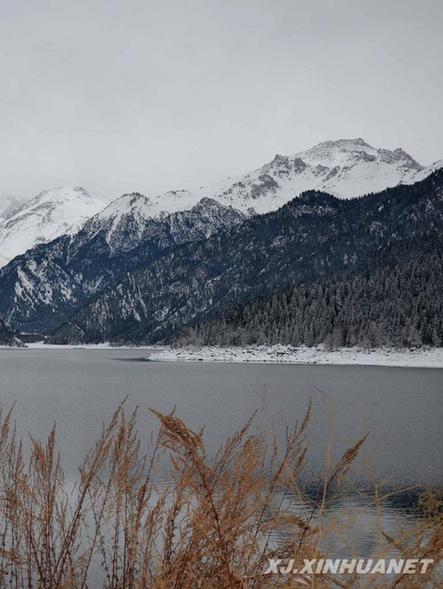 新疆天山天池冰雪风情节开幕首日 超5000人免费滑雪