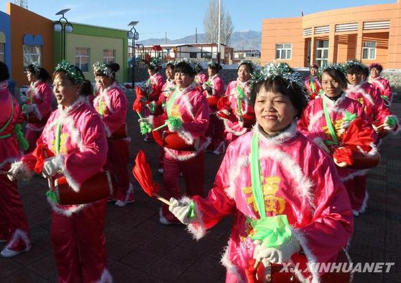 搬进“安居富民房” 哈密村民耍社火迎新春