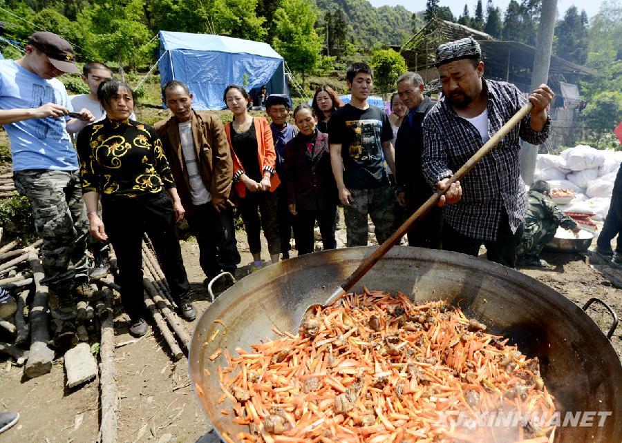 阿里木为受灾群众做抓饭