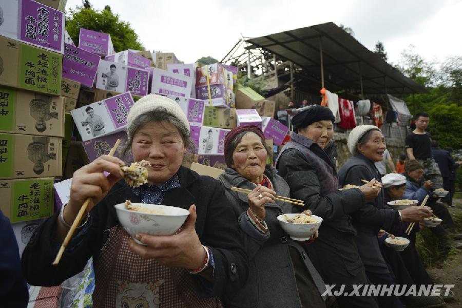 阿里木为受灾群众做抓饭