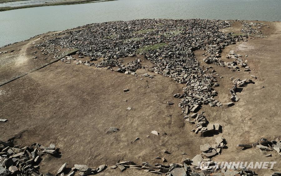 新疆出土大约2700年前古代游牧人群祭祀所用的盾形石板