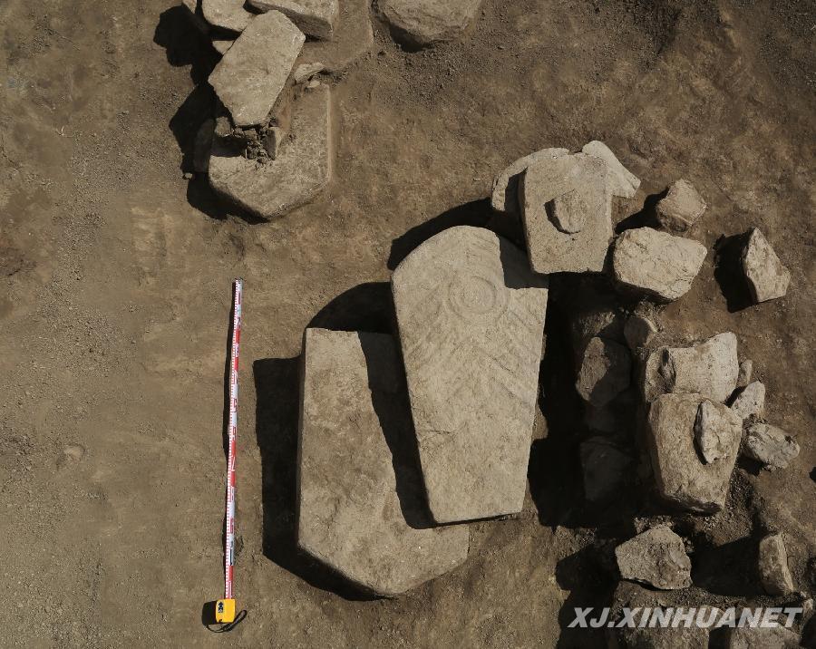 新疆出土大约2700年前古代游牧人群祭祀所用的盾形石板