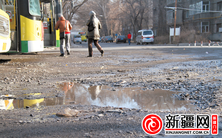 车走车颠人过人嫌 乌鲁木齐公交停车场成