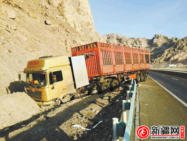 新疆一司机半夜送货双眼迷离 货车冲下路基