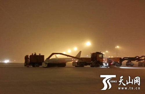 冻雾侵袭乌鲁木齐机场 50余航班受影响 滞留9000人