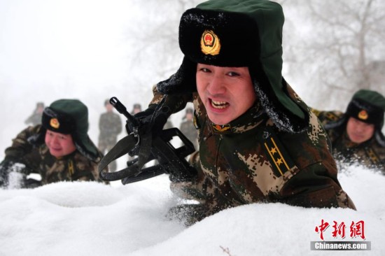 新疆边防战士三九天野外实战拉练展斗志(图