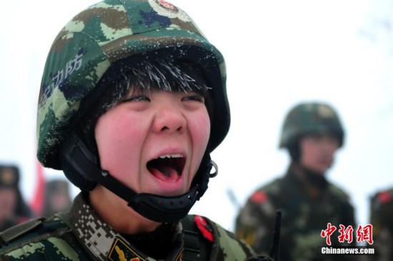 新疆边防战士三九天野外实战拉练展斗志(图