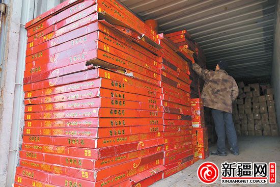 记者暗访非法烟花爆竹市场:“黑花炮”街边小店藏着卖