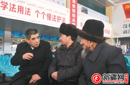 新疆人大代表赴基层传达两会精神