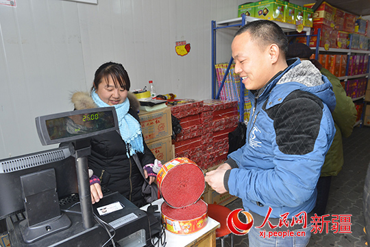 乌鲁木齐烟花爆竹开卖 市民购买莫忘带身份证