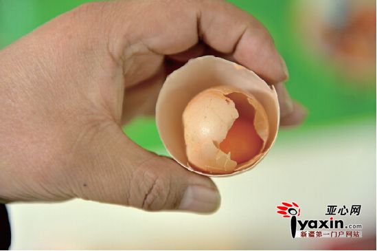 乌鲁木齐一蛋糕师傅工作时发现一枚蛋中蛋（图）