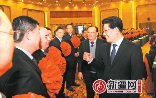 张春贤主持新疆维吾尔自治区党委中心组集体学习