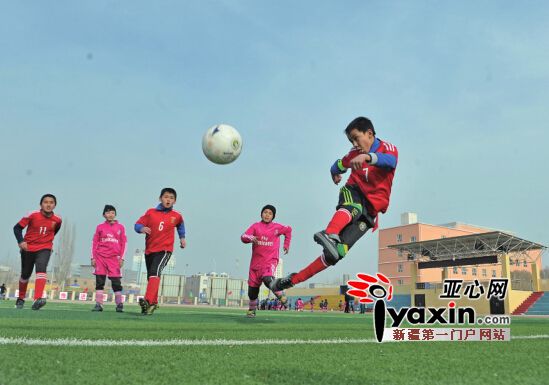 南疆校园足球教师培训基地成立 每年培训千名