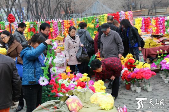 乌鲁木齐:清明祭祀 你与文明还差几步