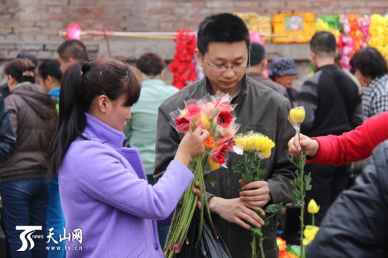 乌鲁木齐:清明祭祀 你与文明还差几步