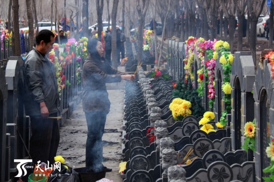乌鲁木齐:清明祭祀 你与文明还差几步