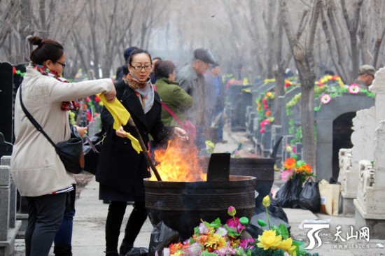 乌鲁木齐:清明祭祀 你与文明还差几步
