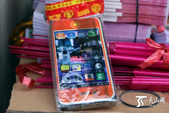 乌鲁木齐:清明祭祀 你与文明还差几步