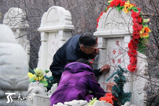 乌鲁木齐:清明祭祀 你与文明还差几步
