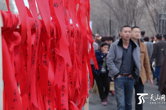 乌鲁木齐:清明祭祀 你与文明还差几步