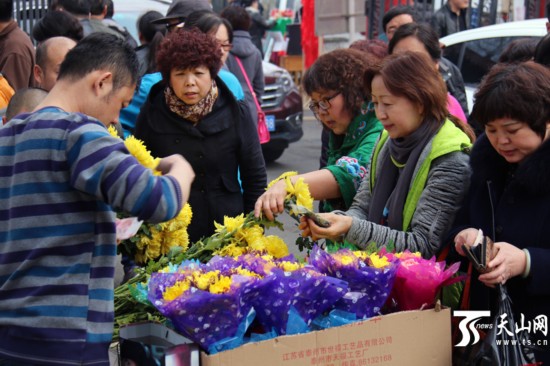 乌鲁木齐:清明祭祀 你与文明还差几步