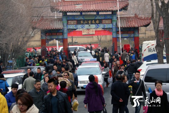 乌鲁木齐:清明祭祀 你与文明还差几步