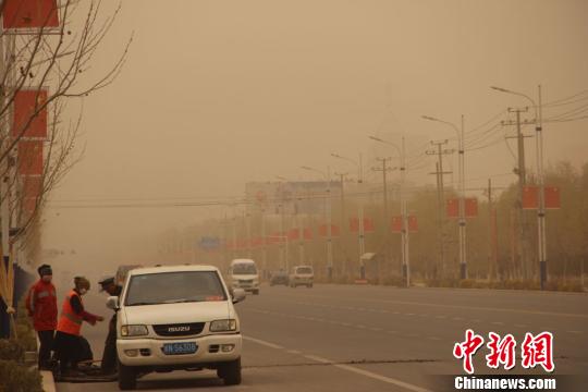 新疆南部沙尘持续数天 温度持续走低